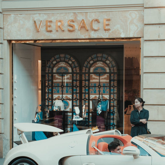 immagine della facciata del negozio versace da pexels