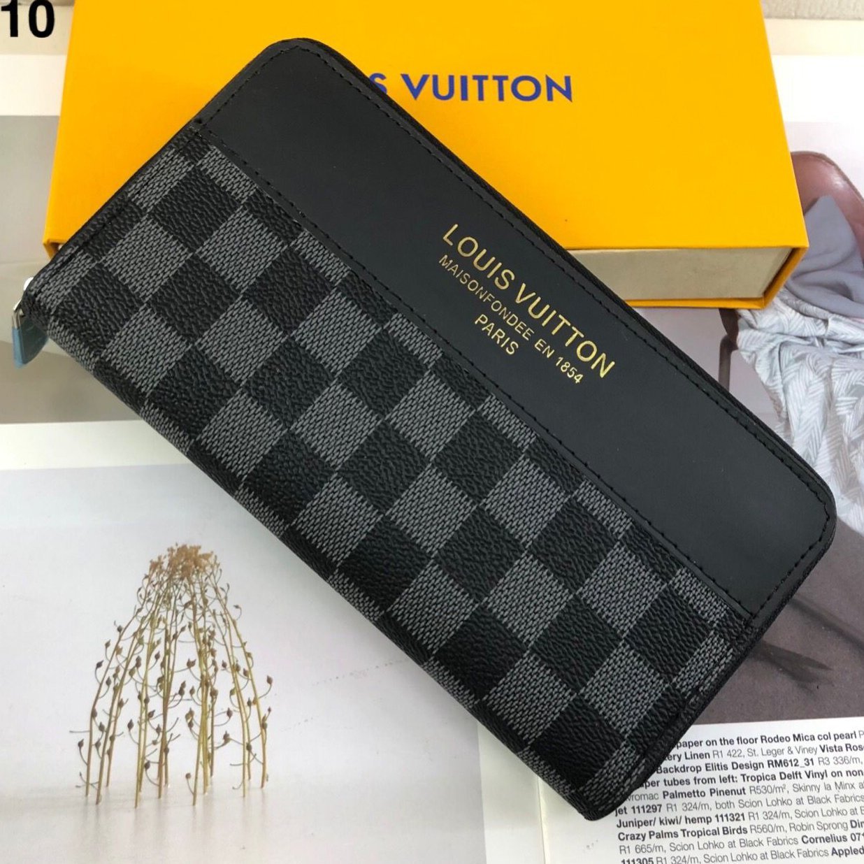 Louis Vuitton LV Classic Embossed Letters Mens and Womens Zipper