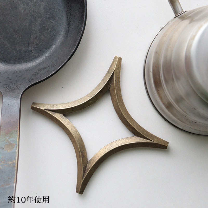 真鍮の鍋敷きFUTAGAMIの魅力②：丈夫で経年変化を楽しみながら永く使える真鍮の鍋敷き