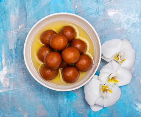 gulab jamun in a bowl