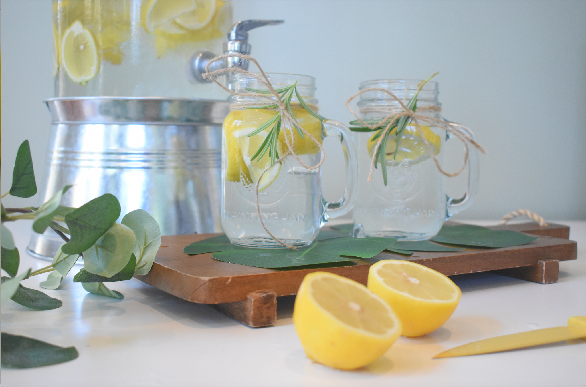 lemon drinks with sliced lemon