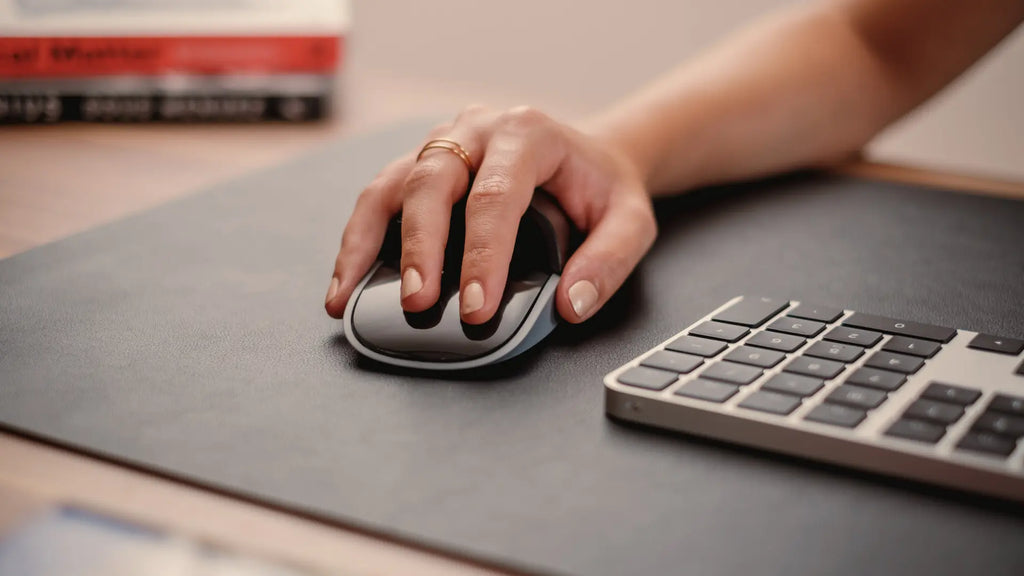 Hand position on a magic mouse with the solumics case