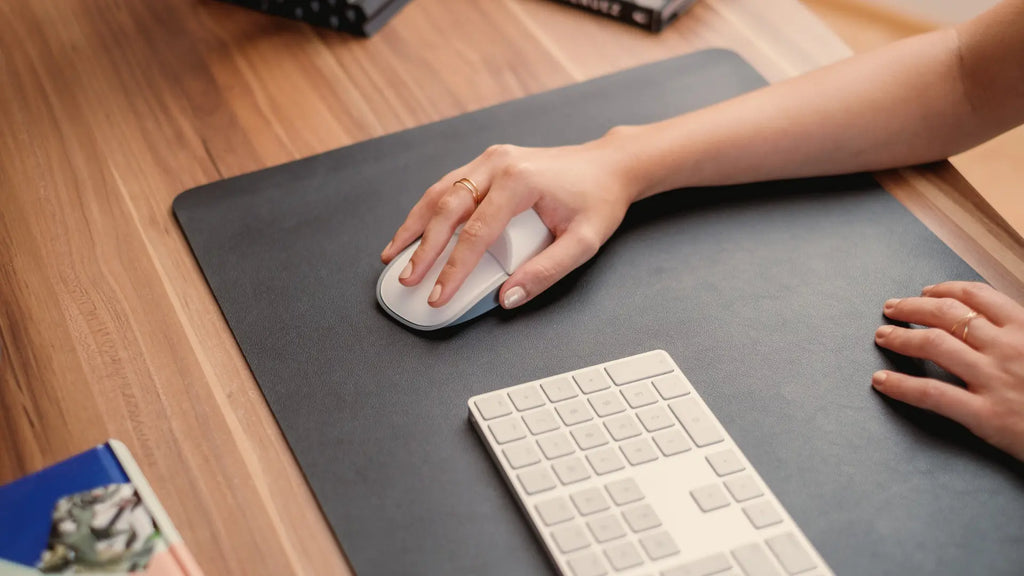 hand on the solumics case attached to magic mouse