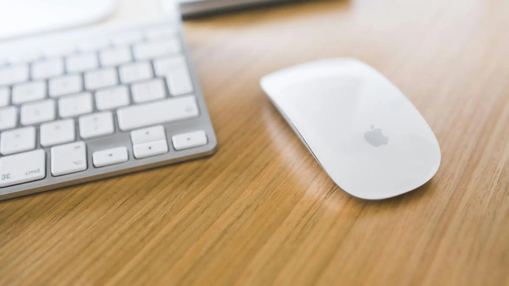 magic mouse in white on a desk