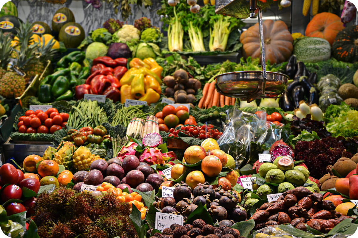 Verschiedene eisenreiche Lebensmittel im Supermarktregal, einschließlich Spinat, rotem Fleisch, Linsen und Vollkornprodukten, zur Verbesserung der Eisenaufnahme für eine gesunde Ernährung