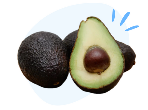 Reife Avocado in Nahaufnahme, als Beispiel für basische Lebensmittel, die zur Regulierung des Säure-Basen-Haushalts beitragen und den pH-Wert des Körpers positiv beeinflussen können.