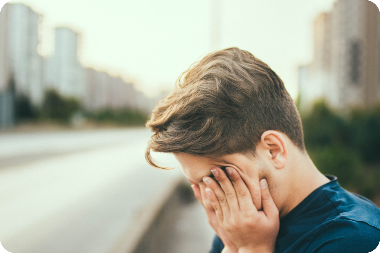 Müder Mann reibt sich das Gesicht und blickt zur Seite, in einer Pose, die Erschöpfung und ständige Müdigkeit verkörpert, als visuelle Darstellung der zentralen Thematik des Blogs über Müdigkeit trotz ausreichendem Schlaf.