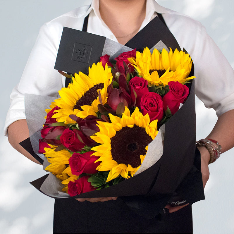 Bouquet de Girasoles, Rosas Rojas y Protea – Toscana Flores