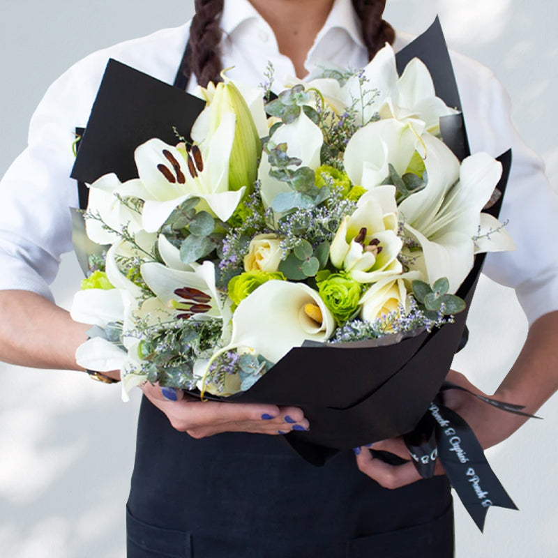 Bouquet de Lirios Blancos, Calas de Agua, Lisianthus, Rosas, Limonio y –  Toscana Flores