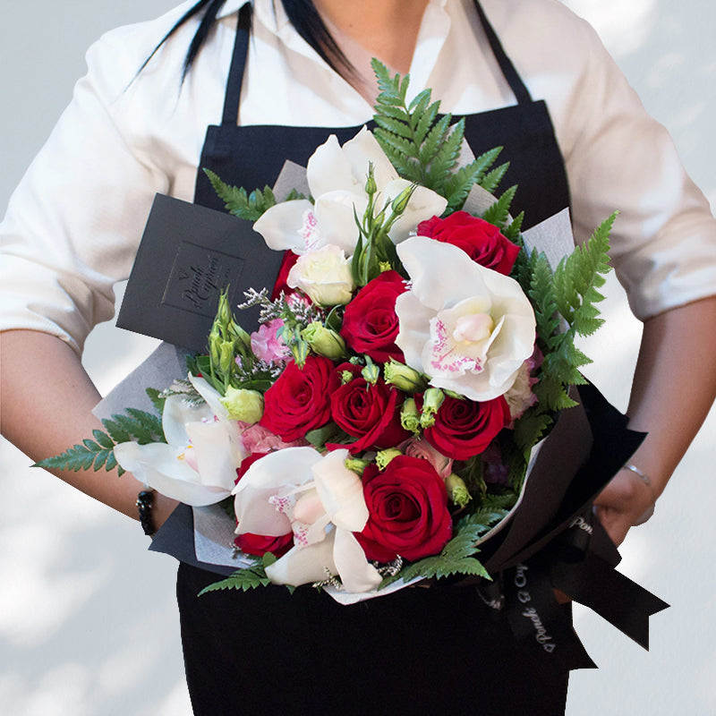 Bouquet de Orquideas, Rosas Rojas y Lisianthus – Toscana Flores