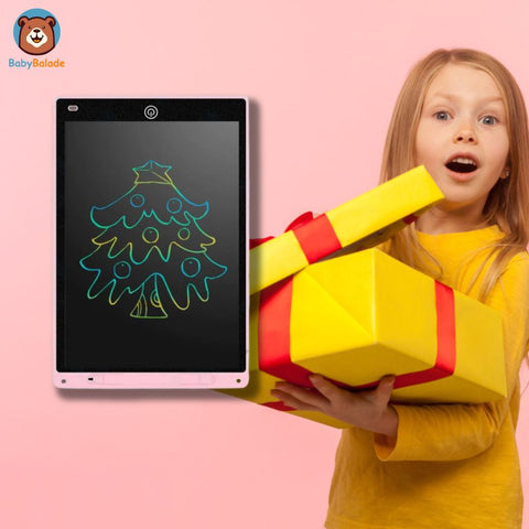 Tablette de dessin et écriture LCD pour enfant - une fillette contente avec son cadeau