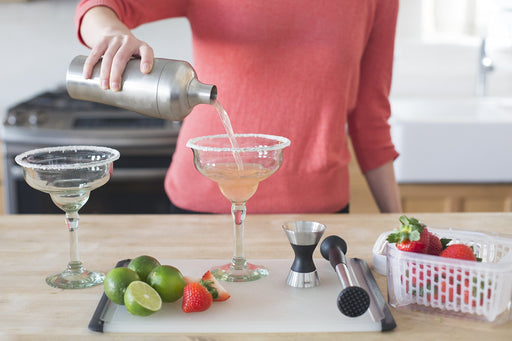  OXO Good Grips Plastic Cocktail Shaker- 20 oz/590 mL capacity:  Home & Kitchen