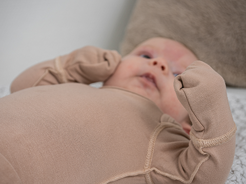 Soothla baby body med vikbara vantar