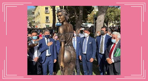 statue of a thicc woman surrounded by the admiring male gaze