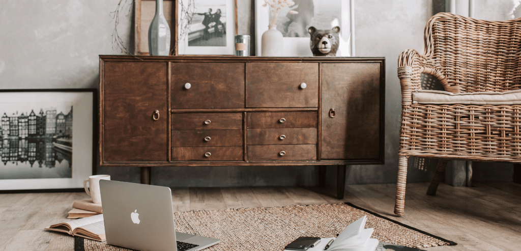 Commode en Bois Foncé sur Mur Blanc