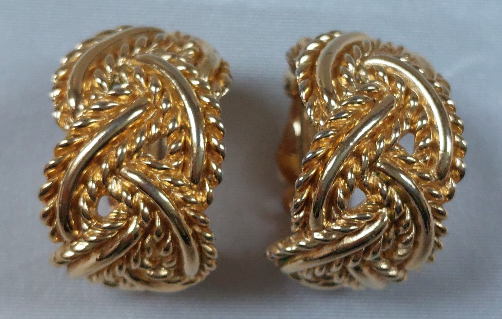 Vintage clip oorbellen in de vorm van een ring van gevlochten goud met – Le charme des violettes - en ligne