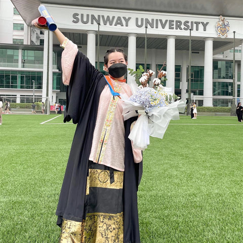 Girl wears hanfu dress in graduation ceremony