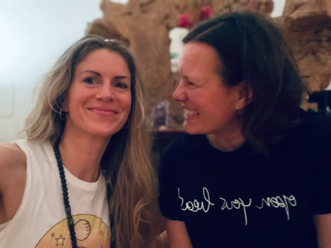 Helga Baumgartner und Silvie Stenzel lächeln sich an