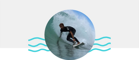 João surfando uma onda