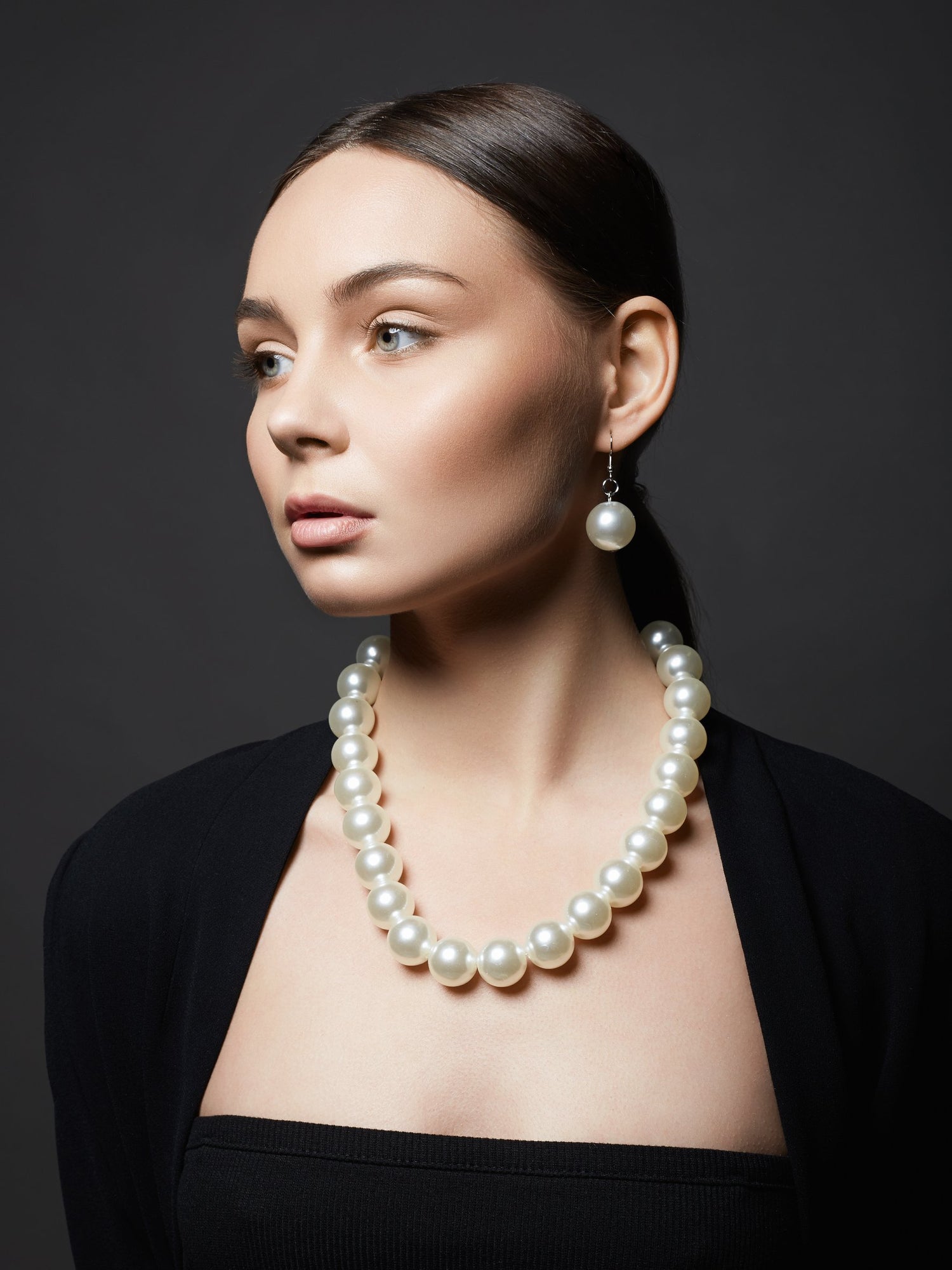 Bijoux en pelres sur une magnifique femme