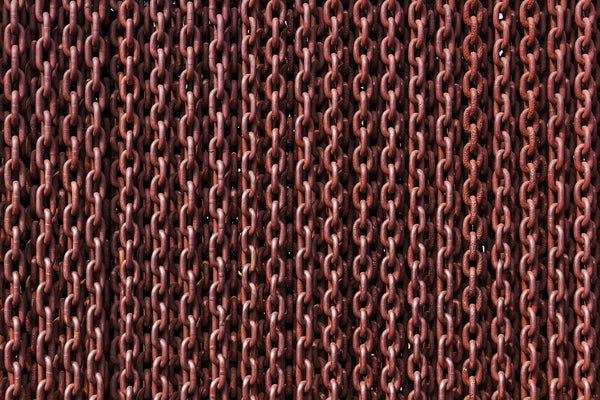 A wall of rusty chains
