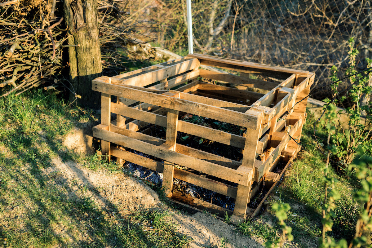 How to Make a Compost Bin for Free Using Shipping Pallets 