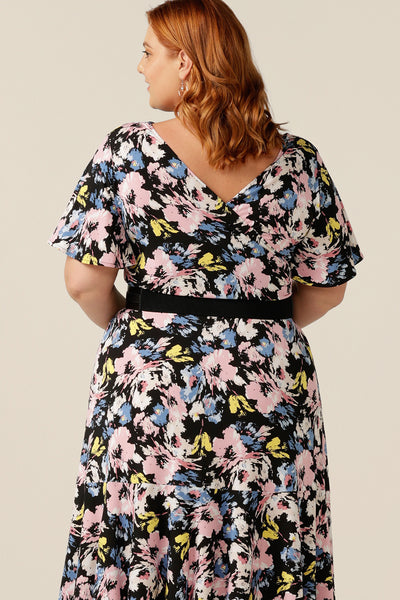 Vintage floral print dresses for women over 40, the Nicolle Reversible Dress has short sleeves and a full knee-length-skirt. A reversible dress, it can be worn as a V-neck wrap dress or backwards with a boat neckline. Well made and well-fitting in sizes 8 to size 24, shop jersey wrap dresses at Leina and Fleur online