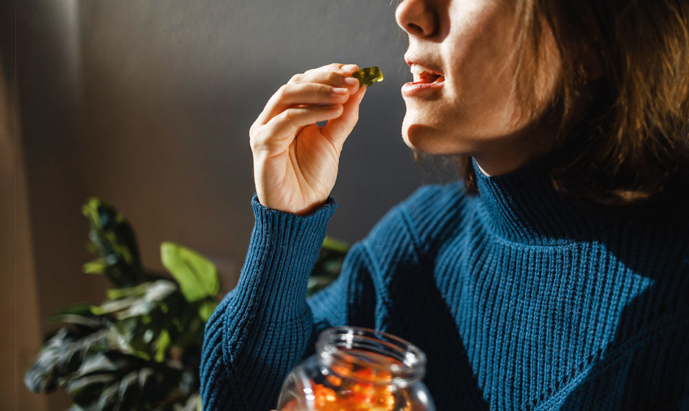 Mujer a punto de comer gomitas de cáñamo en casa