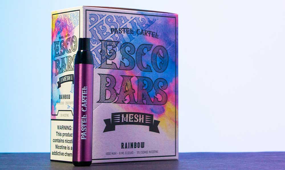 Esco Bars Vapes يمكن التخلص منها تقف على سطح أسود داخل الاستوديو مع إضاءة زرقاء