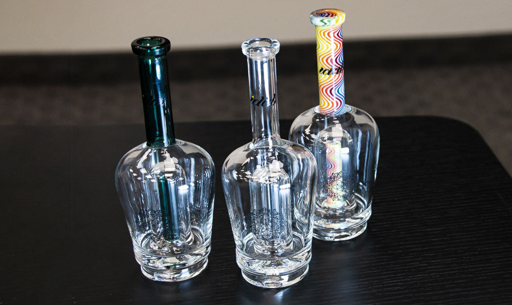 Productos de vidrio iDab de pie sobre la mesa