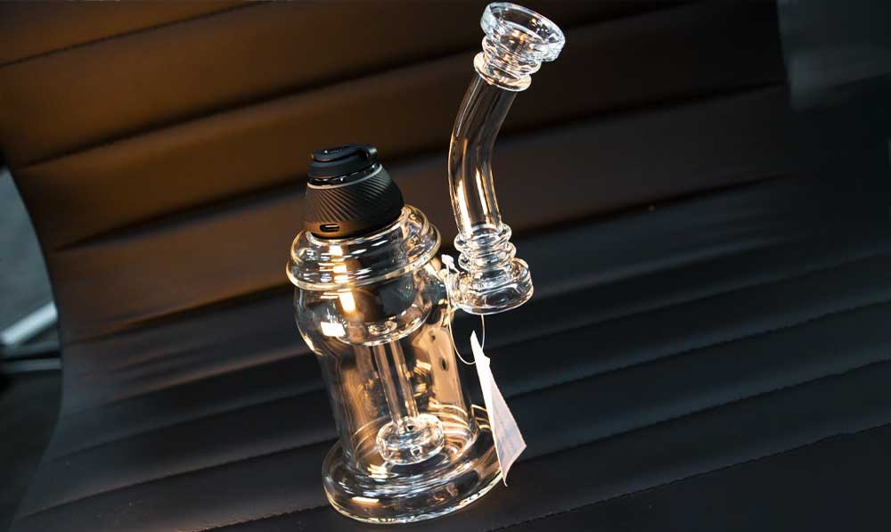 Bubbler de 8 pulgadas para Puffco Proxy de pie en una silla negra dentro de la oficina