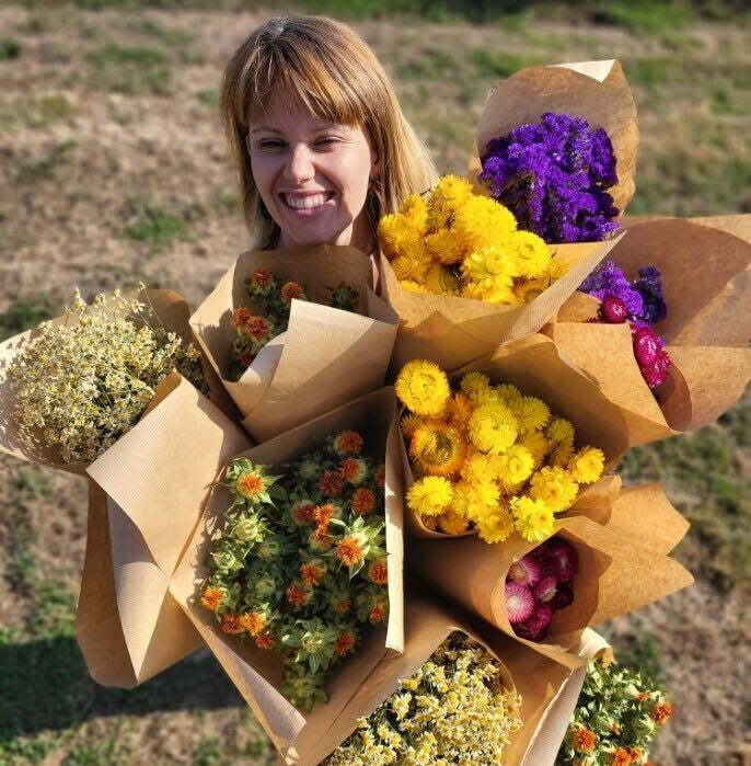 Productrice de fleurs dans son champ