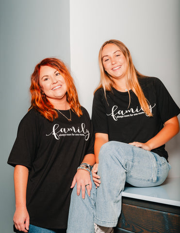 Familia cristiana, madre e hija vistiendo camisetas de bambú premium