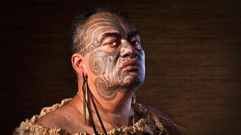 Foto:https://n-mcity.ru/pt/razvitie-rebenka/tatuirovka-v-stile-maori-tatu-maori-i-ih-znachenie/ 