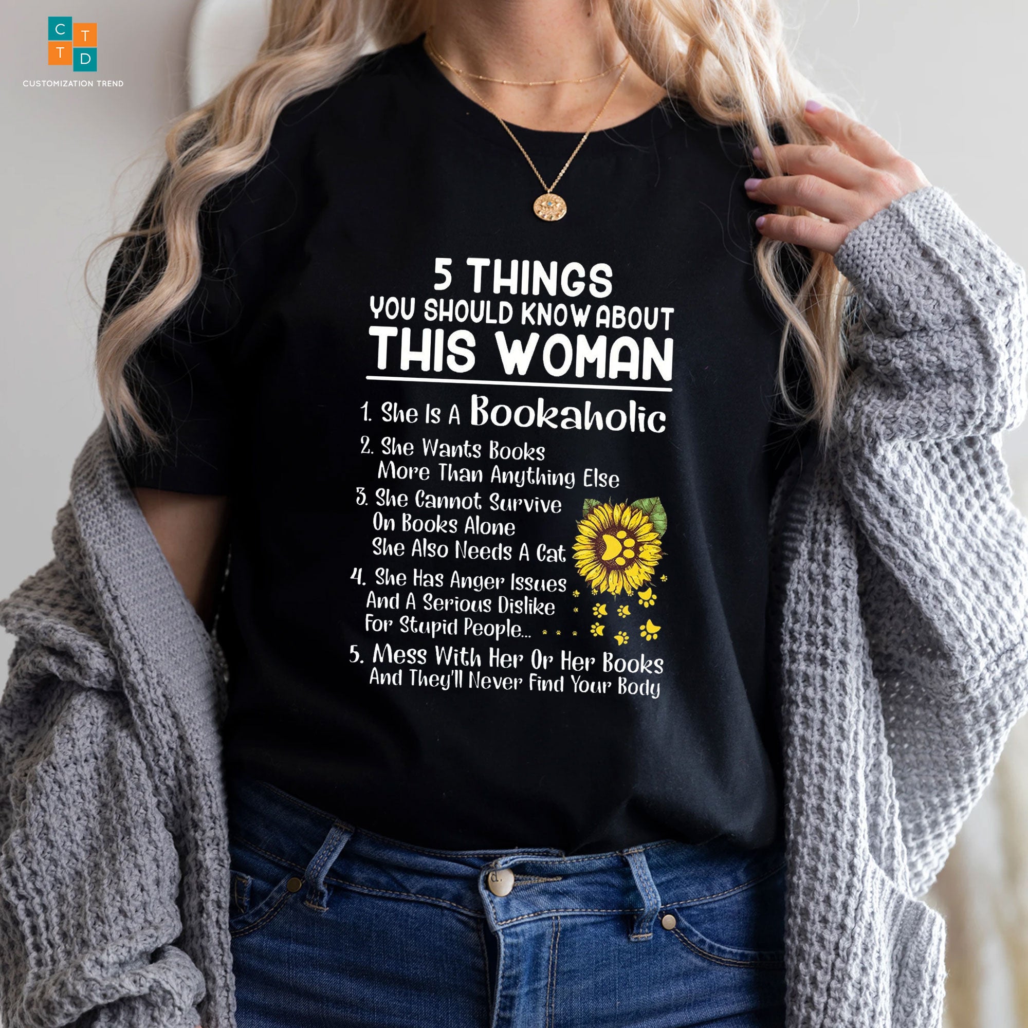 5 Things You Should Know About This Woman, She Is A Bookaholic Hoodie, Shirt