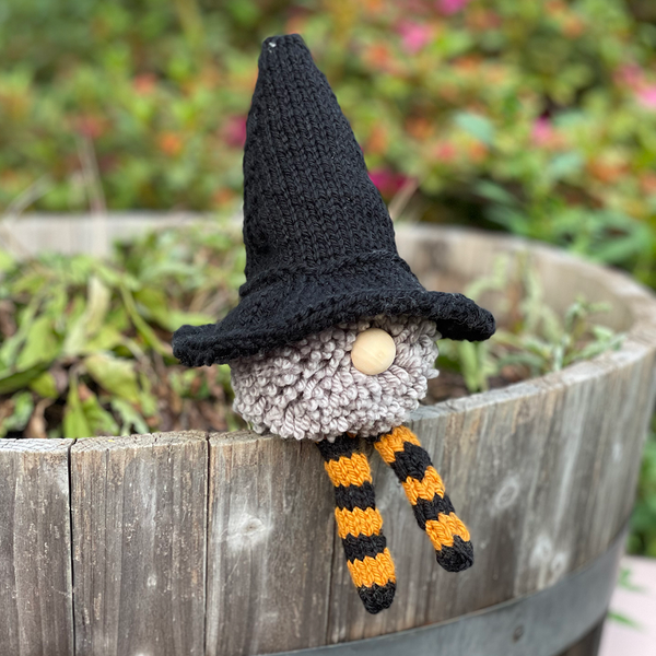 Witchy Gnome free patter with witch hat and pom pom