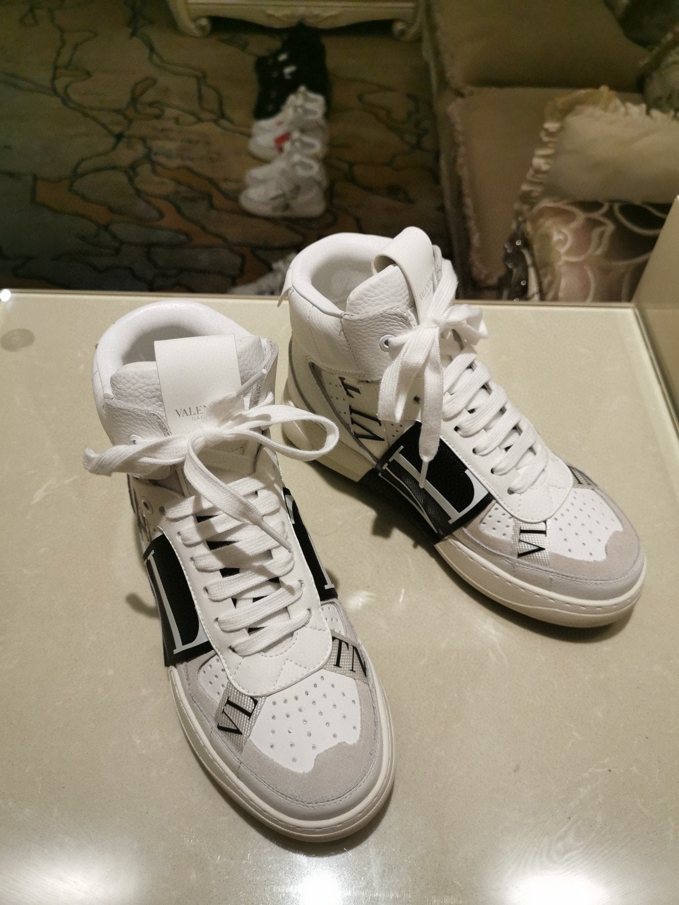 Valentino Men's And Women's Leather Fashion High Top Sne