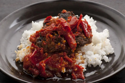 Sepiring nasi putih dan dendeng balado