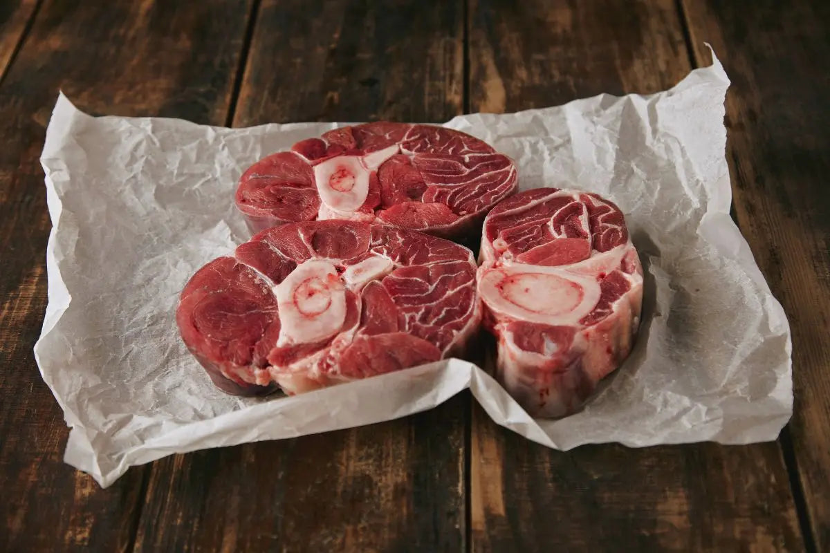 potongan daging di atas kertas tisu