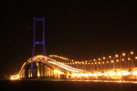 Jembatan Suramadu di malam hari