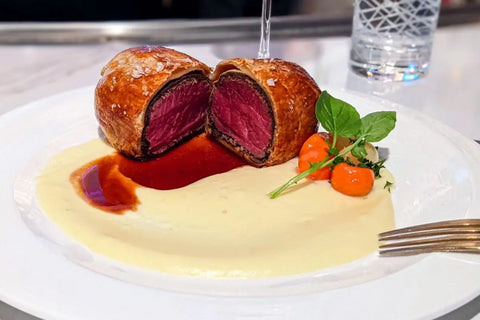 sepiring beef wellington lengkap dengan saus dan sayuran