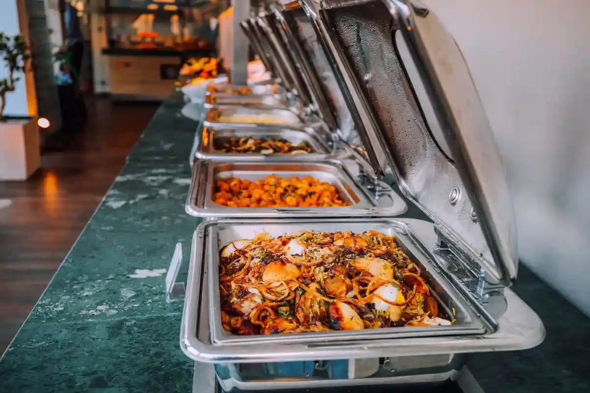 Berbagai jenis acara yang menggunakan jasa catering, seperti perayaan keluarga dan pertemuan bisnis.