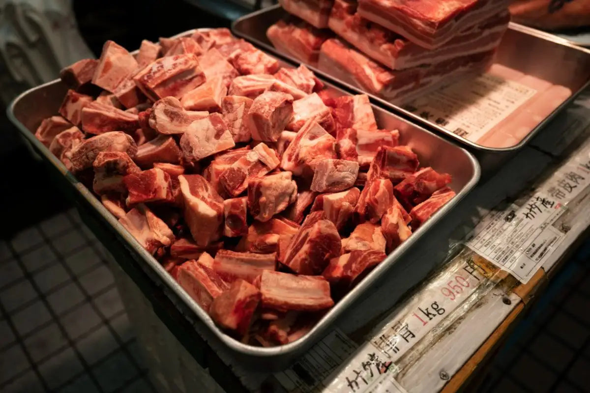 Potongan daging merah mentah di nampan