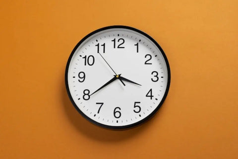 jam dinding yang menunjukkan jam 03:40
