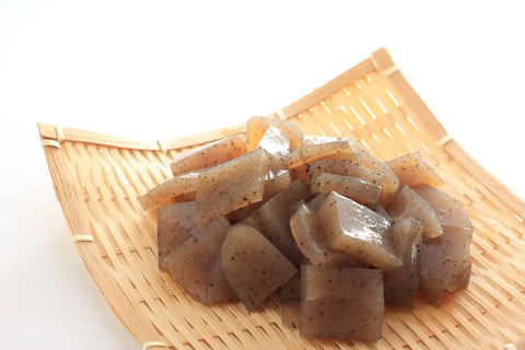 Potongan konjac jelly di atas piring