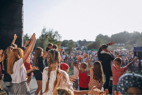 orang yang berkumpul di festival musik