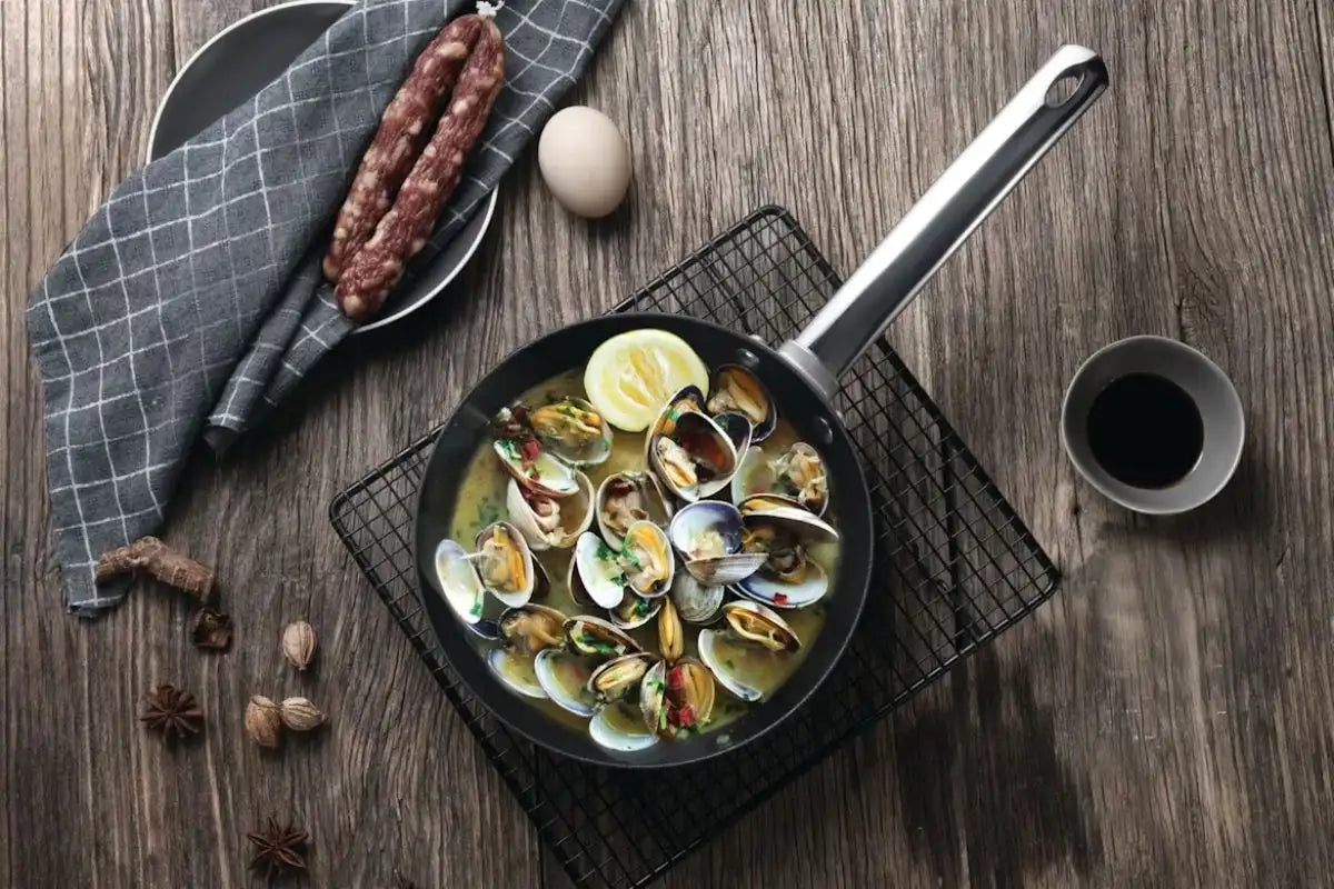 Hidangan aneka kerang di atas penggorengan