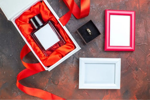 parfum di dalam kotak hadiah dan beberapa frame