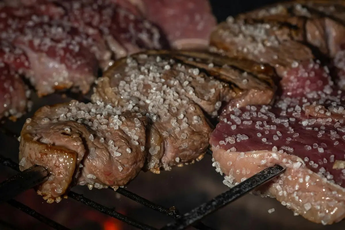 Daging berlumur garam laut di atas grill