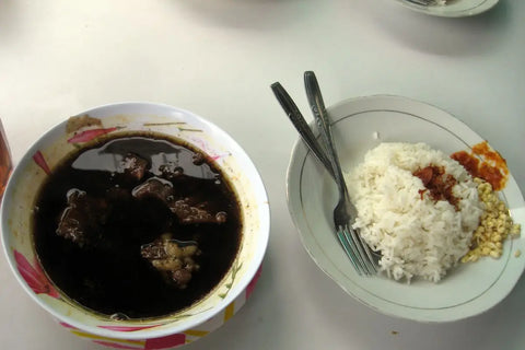 semangkuk rawon dan sepirimg nasi